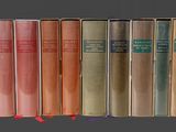 plusieurs vieux livres sont alignés sur une étagère