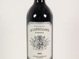 une bouteille de vin posée sur une table
