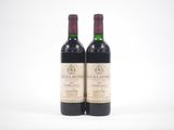 deux bouteilles de vin posées l'une à côté de l'autre sur une surface blanche