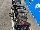 une moto garée sur le côté de la route