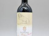 une bouteille de vin rouge posée sur une table blanche