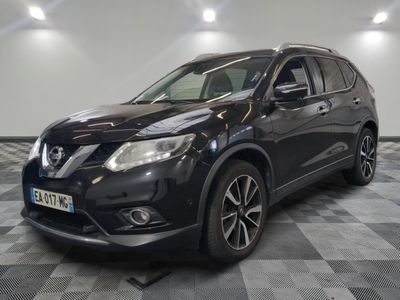 un SUV Nissan noir garé dans un garage