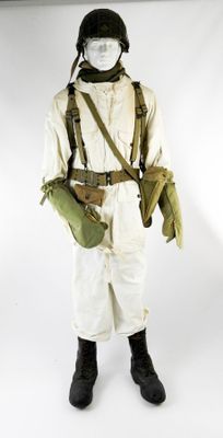 une photo d'un mannequin vêtu d'un uniforme militaire