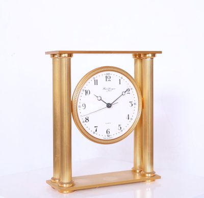 HOUR LAVIGNE à Paris. Pendule portique en laiton à décor de …