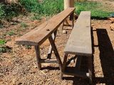 un banc en bois au milieu d'un champ