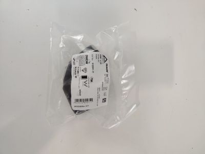 un sac en plastique sur lequel est apposée une étiquette en noir et blanc
