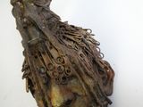 une sculpture représentant une tête, réalisée en métal rouillé