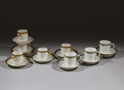Plusieurs tasses et soucoupes sont alignées sur une table