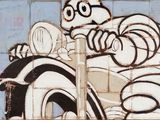 une peinture représentant un homme à moto sur la façade d'un immeuble