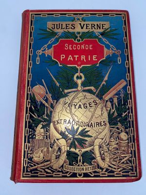 un livre rouge orné d'une bordure dorée et d'un globe terrestre