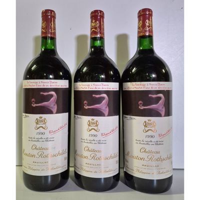 trois bouteilles de vin posées sur une table l'une à côté de l'autre