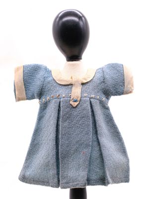 une robe bleue sur un mannequin noir, sur fond blanc