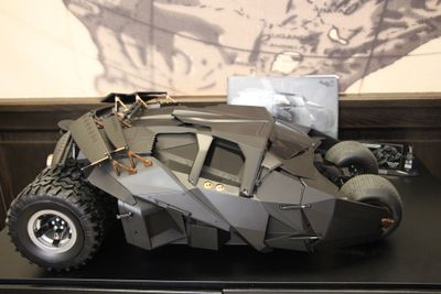 une maquette de la Batmobile exposée dans un musée
