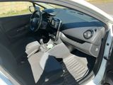 l'intérieur d'une voiture avec la porte ouverte et le siège du conducteur abaissé