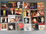 plusieurs pochettes d'album différentes sur le mur d'une pièce