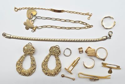 beaucoup de bijoux en or sur une surface blanche