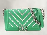 Mini sac à rabat en cuir vert à motif chevrons de Chanel