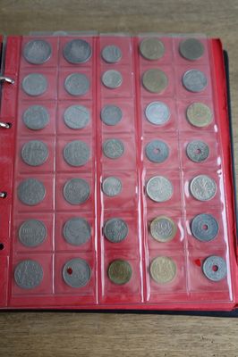 un classeur rouge contenant un tas de pièces de monnaie