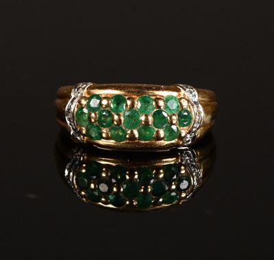 une bague en or sertie d'émeraudes et de diamants