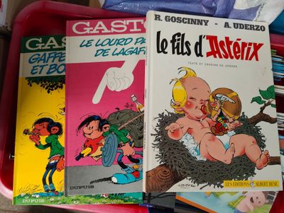 Plusieurs livres pour enfants sont posés sur un plateau rouge