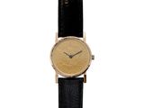 gros plan d'une montre sur fond blanc avec un bracelet noir