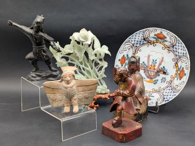 trois figurines assises l'une à côté de l'autre