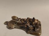figurine en laiton plaqué représentant un dragon avec des fleurs sur une branche