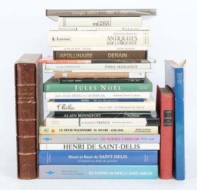 plusieurs livres sont empilés sur une table