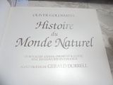 un livre posé sur une table