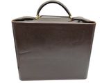 porte-documents en cuir marron sur fond blanc, avec une découpe au niveau de la poignée
