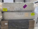 plusieurs cartons de matelas empilés les uns sur les autres dans un entrepôt