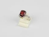 une bague en or blanc sertie d'une pierre rouge et de diamants