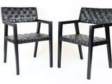 une paire de fauteuils en cuir noir sur fond blanc