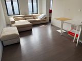 un salon avec un canapé et une table
