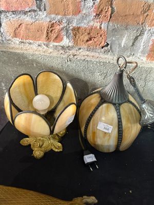 deux lampes posées l'une à côté de l'autre sur une table