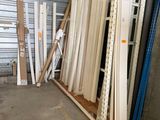 de nombreux types différents de métal et de bois dans un espace de stockage