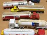 de nombreux camions miniatures alignés sur une table