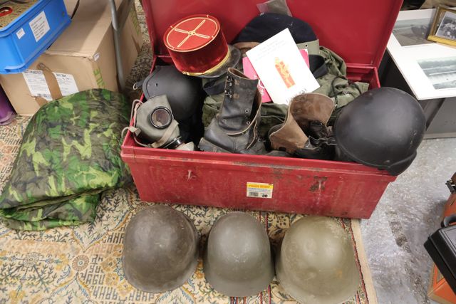 MILITARIAT – Malle de cantine garnie de casques, couverture, bott...