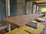 une table en bois au milieu d'un bâtiment en chantier