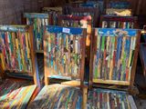 six chaises fabriquées à partir de vieilles palettes dans une grange