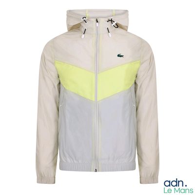 une veste blanche et jaune munie d'une capuche