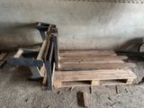 un banc fabriqué à partir de palettes, placé dans une pièce
