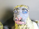 une statue représentant un chat aux yeux bleus et un chat au nez rose