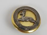 une image représentant une broche en or et en argent ornée d'un cerf