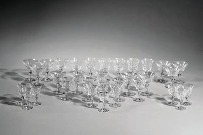 un grand nombre de verres à vin posés sur une table