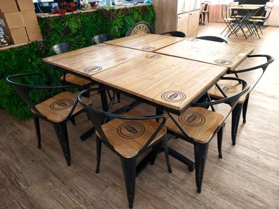 une table entourée de six chaises dans une pièce