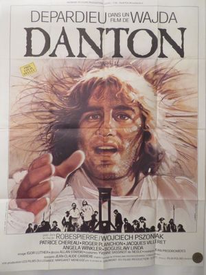 L'affiche du film « Danton » est accrochée au mur.