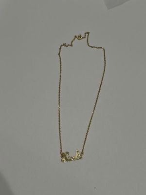 gros plan d'un collier sur une table à fond blanc