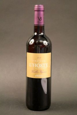 une bouteille de vin posée sur une table