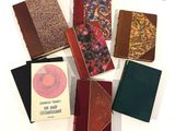 de nombreux types de livres différents posés sur une surface blanche